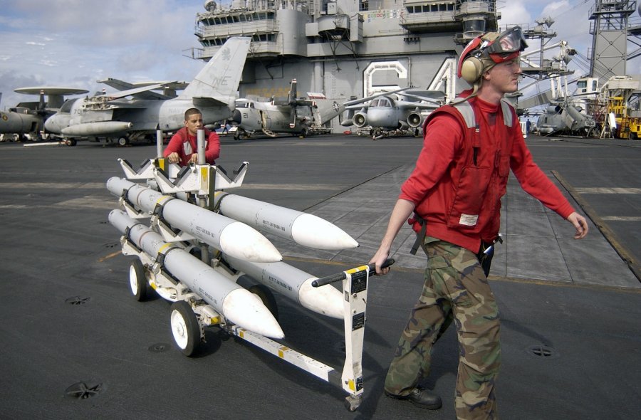 2017/12/US_Navy_021129-N-4142G-108_pulling_a_skid_of_(AIM-120)_missiles_to_an_F-A-18_1514652285.jpg