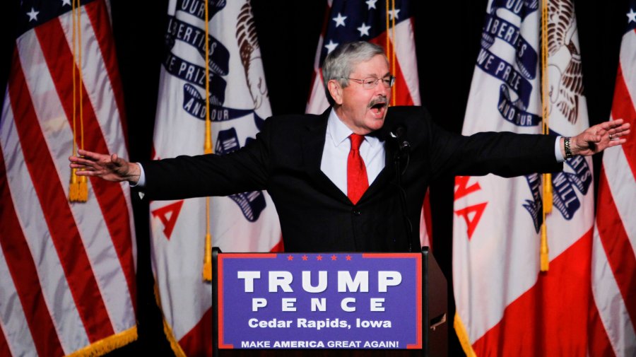 2017/12/crop-flickr-max-goldberg-donald-trump-china-ambassador-terry-branstad456456_1512630102.jpg