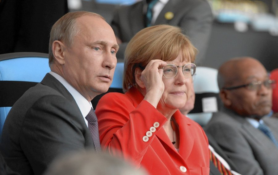 2017/12/la-fg-germany-merkel-putin-20140904345345_1513929939.jpg