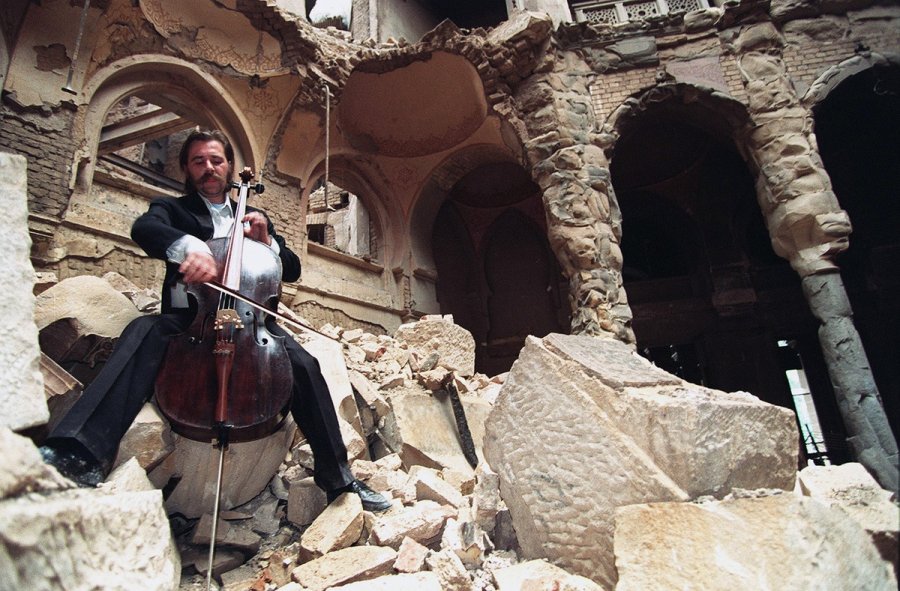 2018/01/During-the-Bosnian-War-cellist-Vedran-Smailovic-plays-Strauss-inside-the-bombed-out-National-Library-in-Sarajevo-on-September-12-1992423432_13635452223.jpg