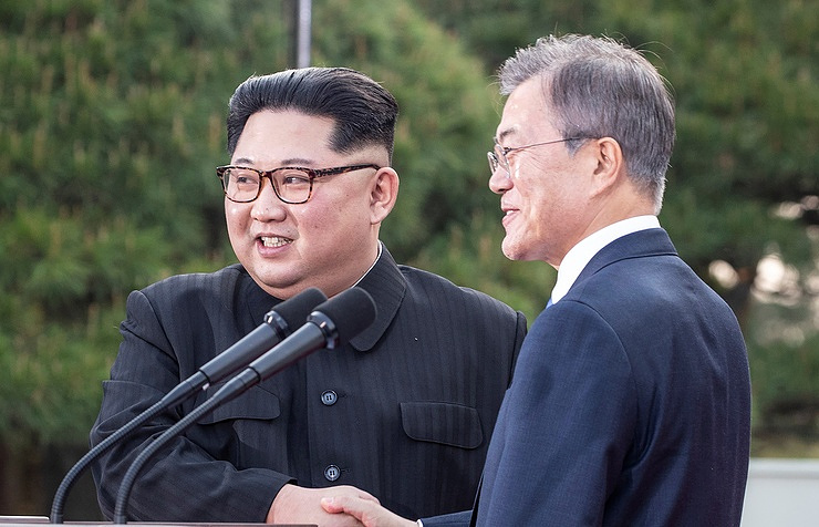 2018/05/2027-Kim-Çen-In-və-Mun-Çje-İn_1526105266.jpg