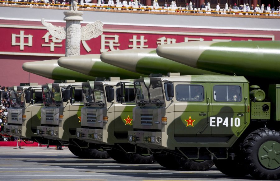 2018/05/chinesemissilesondisplayduringamilitaryparade_1526908232.jpg