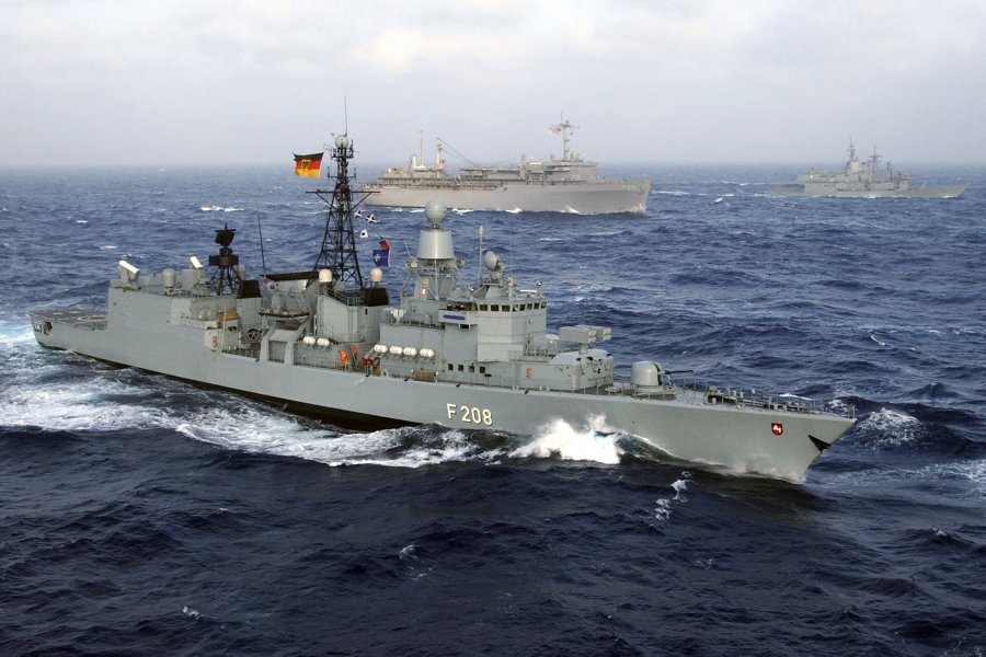 2018/07/German_frigate_Niedersachsen_(F208)_underway_with_other_ships_in_the_Atlantic_Ocean_on_12_July_2004_(040712-N-7748K-008)_1531242001.jpg
