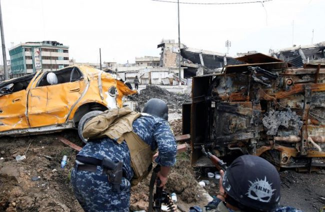 2018/08/Federal-police-members-aim-their-weapons-at-a-man-whom-they-thought-was-a-member-Reuters-650x424_1534938408.jpg