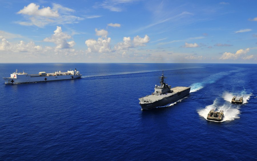 2018/08/US_Navy_100614-N-6597H-681_The_Military_Sealift_Command_hospital_ship_USNS_Mercy_T-AH_19_left_the_Japan_Maritime_Self-Defense_Force_Osumi-class_amphibious_assault_ship_JDS_Kunisaki_LST_4003_1533295271.jpg