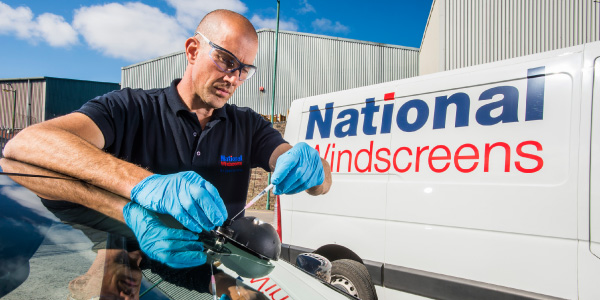 2018/08/technician-repairing-windscreen-chip_1533291151.jpg