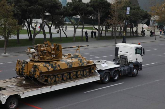 Düşməndən ələ keçirilən hərbi qənimətlərin bir qismi Zəfər paradında  nümayiş olunub - FOTOLAR