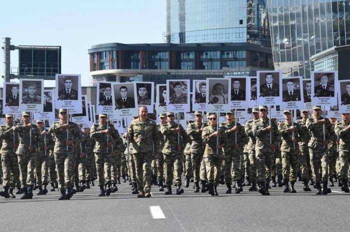 İlham Əliyev və Mehriban Əliyevanın iştirakı ilə Bakıda şəhidlərin  xatirəsinə yürüş keçirilib - YENİLƏNİB